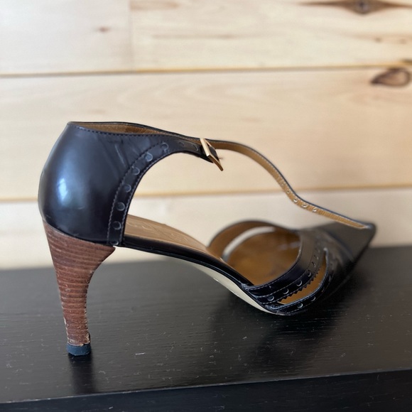 Gucci designer 3” heels, pointed toe, rich brown detailedleather, gold buckles. - Picture 7 of 11